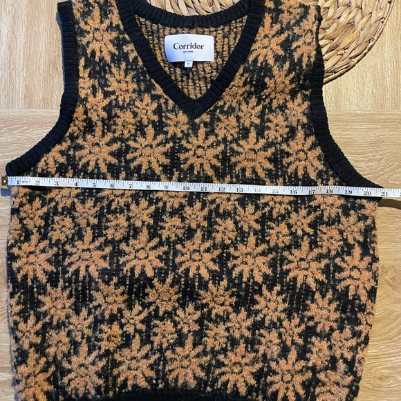 Corridor Men's V-Neck Sweater - Picture 4 of 4